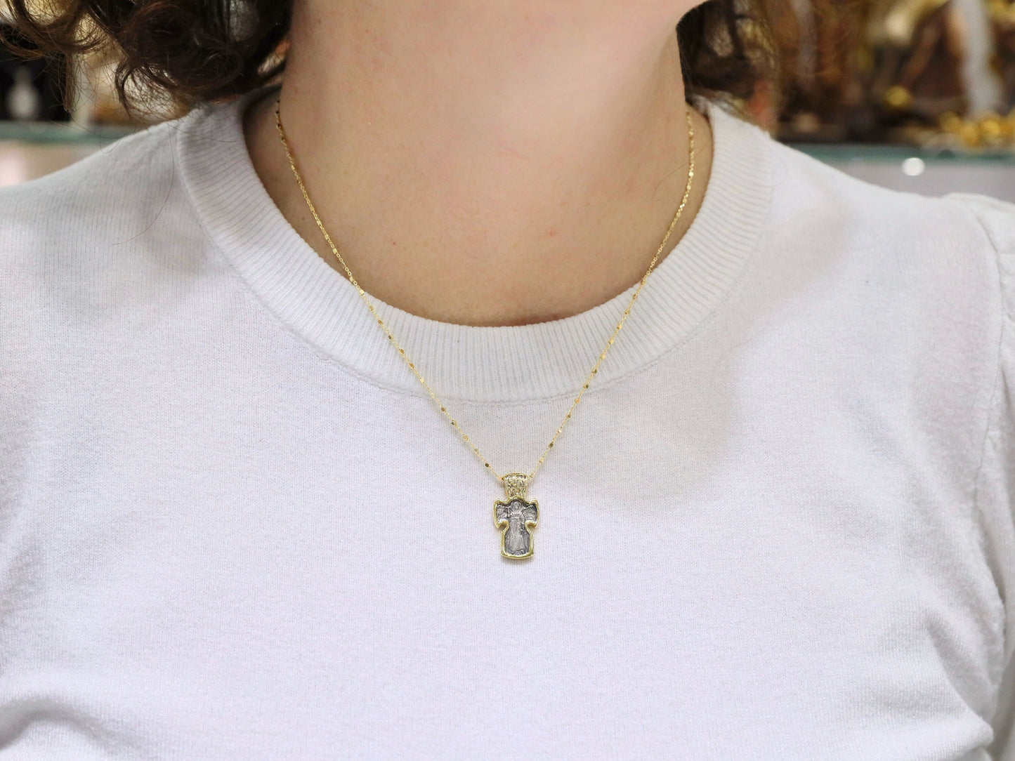 Cruz bizantina de plata de ley con San Miguel y Jesucristo - Borde plateado en dos tonos y oro, delicada cruz icono para mujer