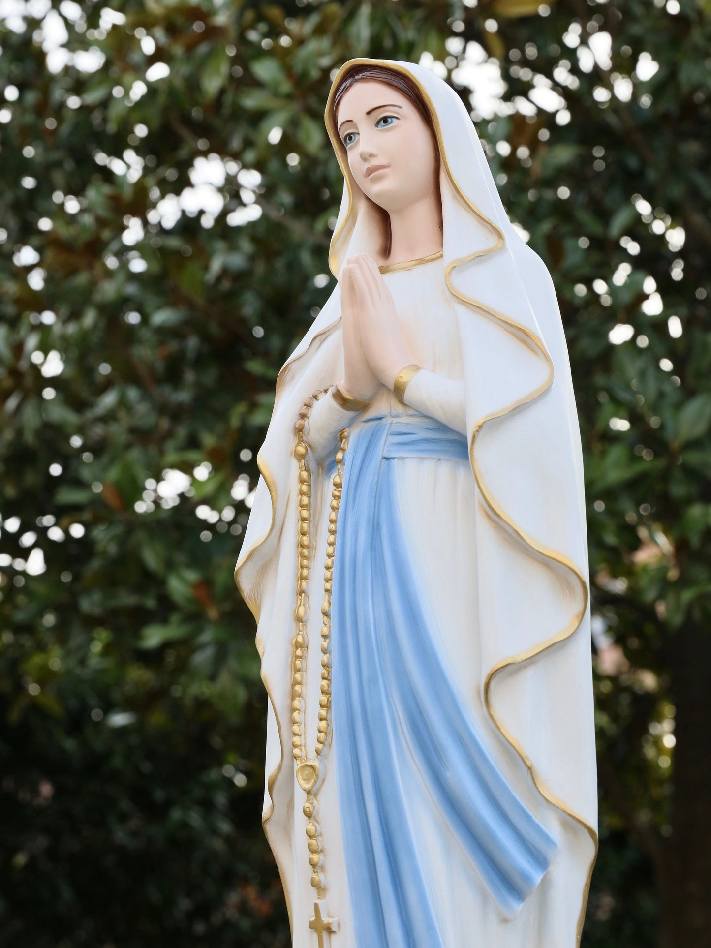 Hermosa estatua de la Virgen María de Lourdes en polvo de mármol de 80 cm para el altar del hogar - Resistente al agua e ideal para exteriores, estatua de 31,5 pulgadas