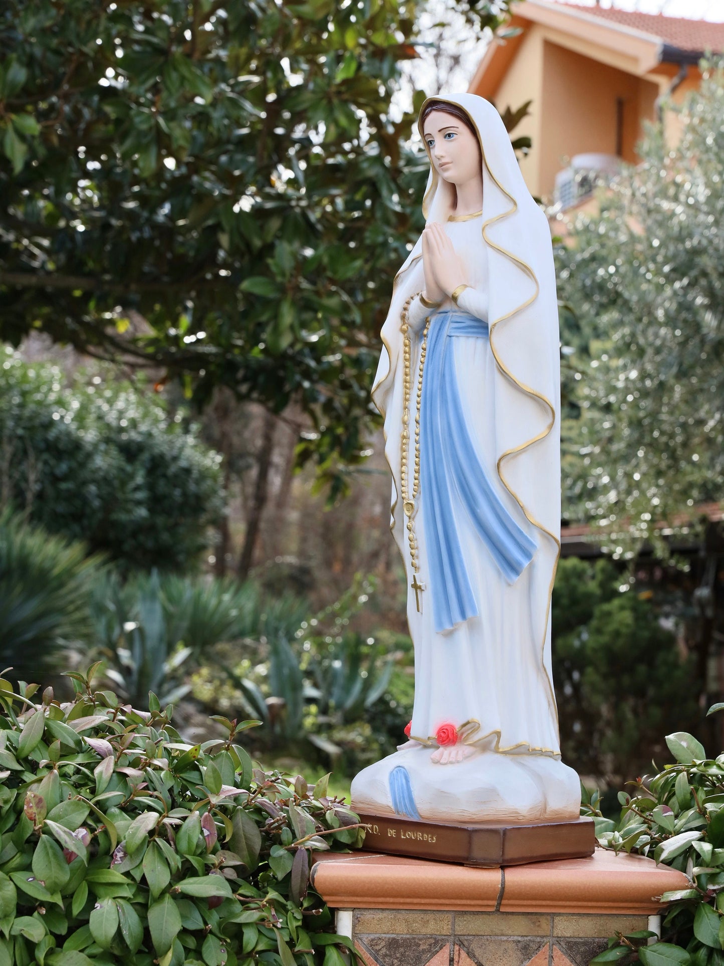 Hermosa estatua de la Virgen María de Lourdes en polvo de mármol de 80 cm para el altar del hogar - Resistente al agua e ideal para exteriores, estatua de 31,5 pulgadas