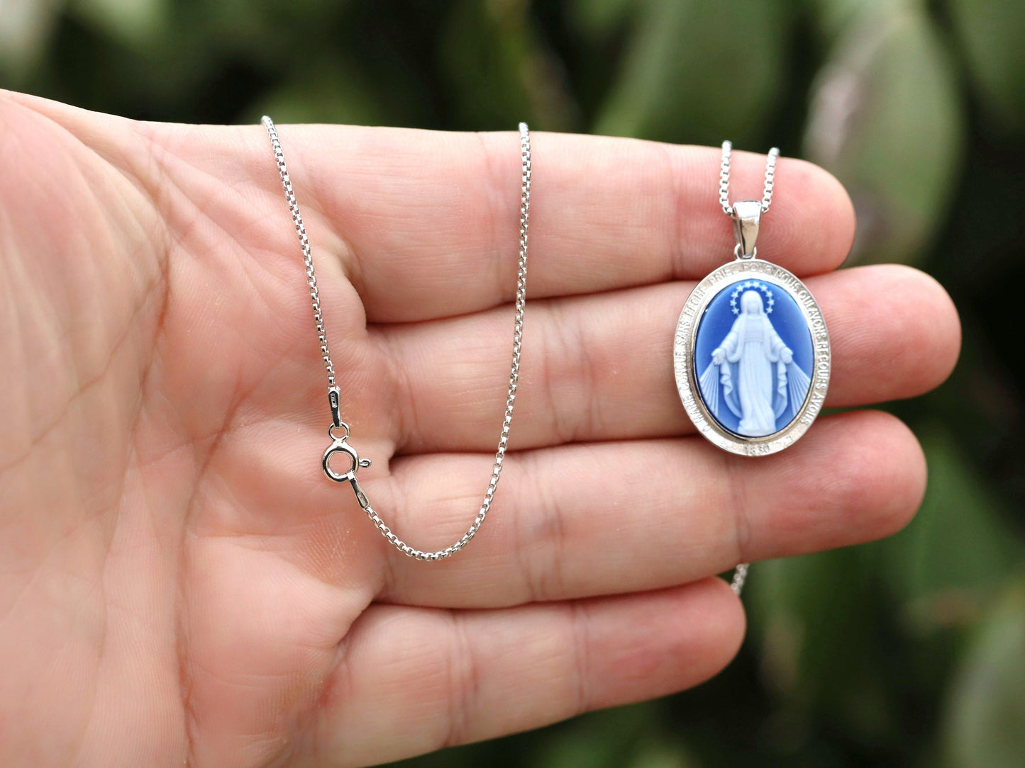 Medalla Milagrosa estilo cameo de tamaño mediano, medalla de cameo azul de plata de ley 925, Medalla Milagrosa rodiada de 28 x 20 para mujeres católicas