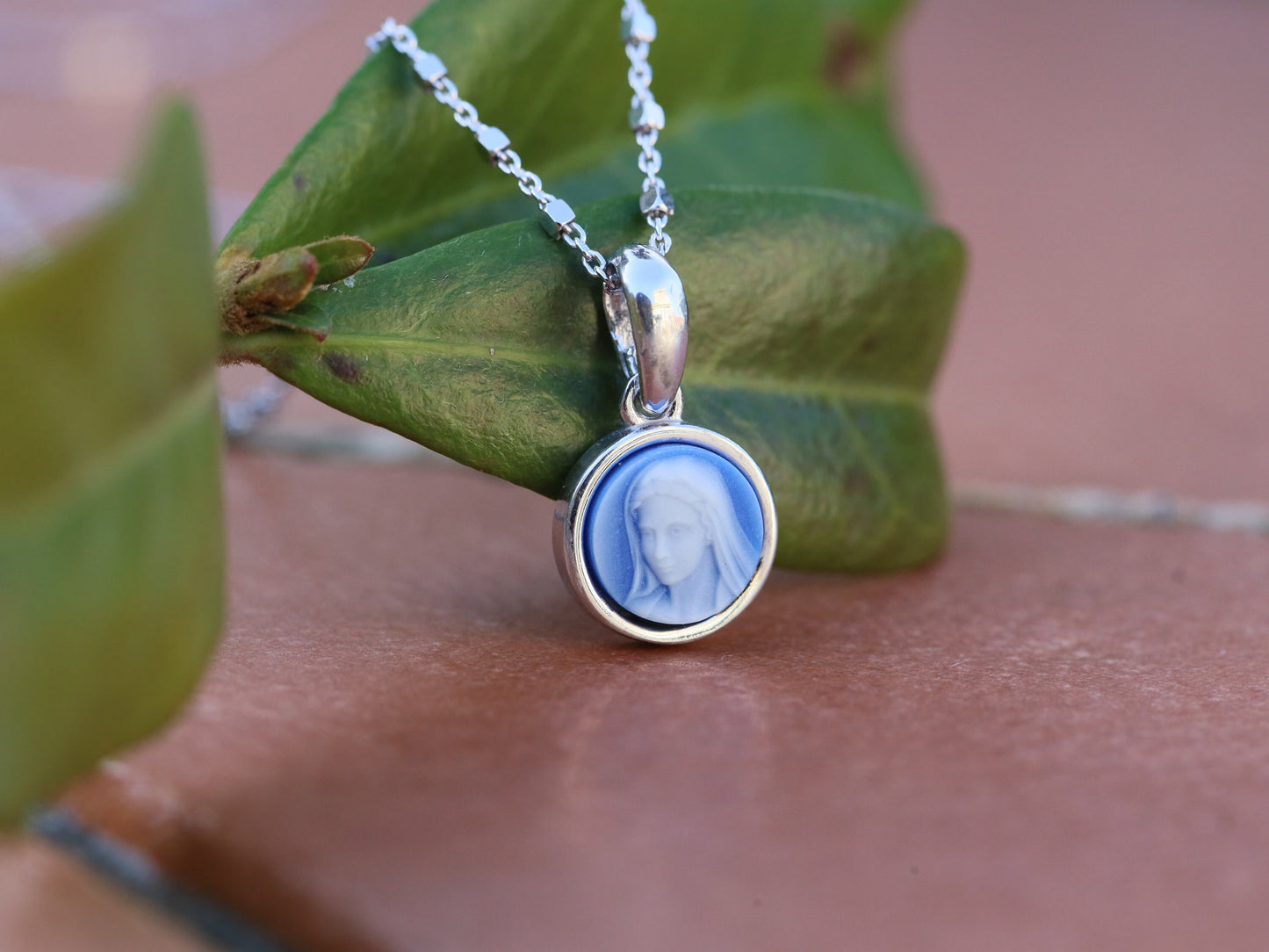 Pequeño colgante de la Virgen María estilo cameo, pequeño colgante de cameo de 8 mm de Nuestra Señora, plata de primera ley rodiada 925 medalla azul Reina de la Paz