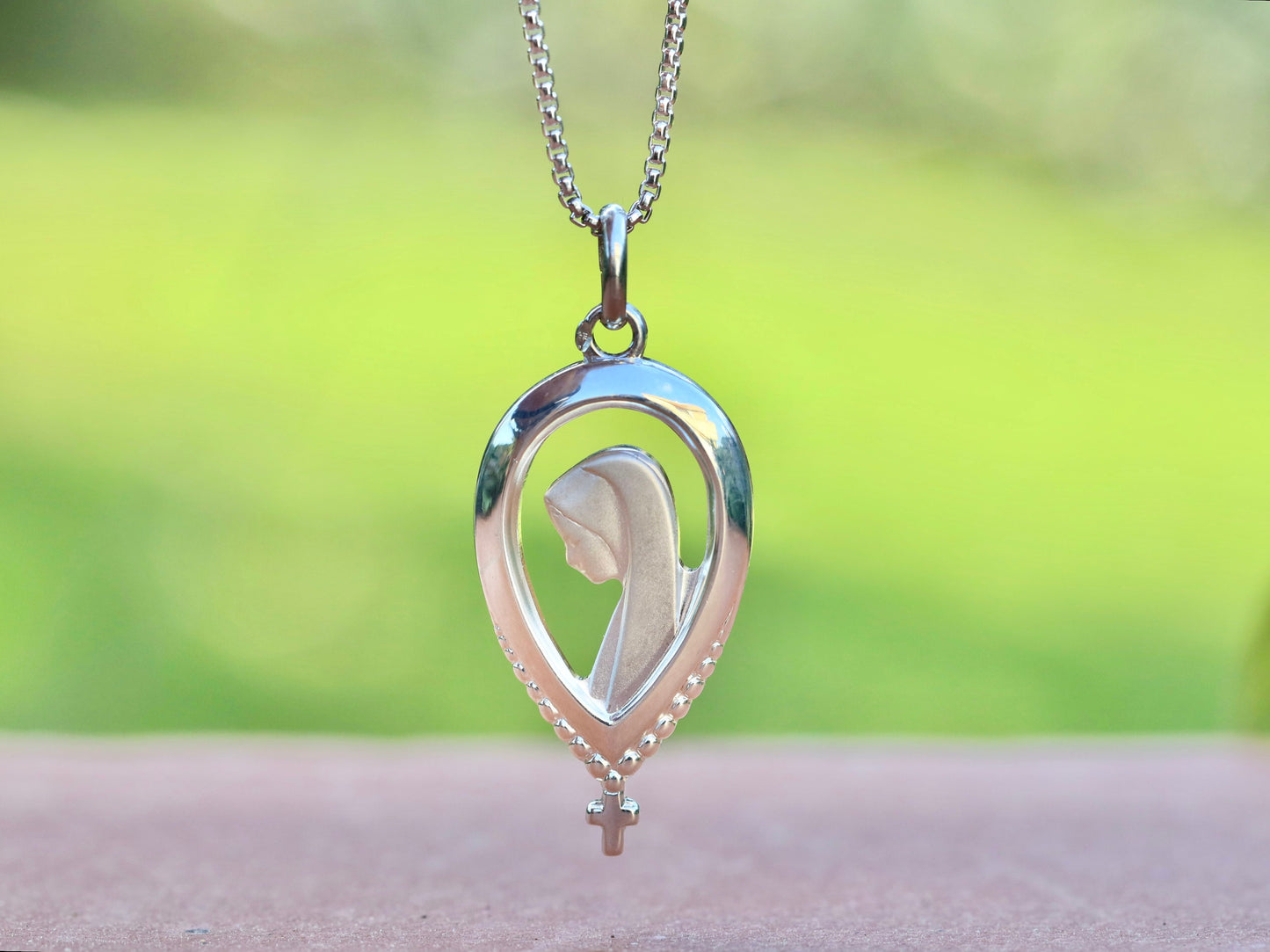 Medalla de la Virgen María de estilo Art Nouveau francés | Acabado satinado chapado en rodio | Colgante o Collar de Plata de Ley 925 | Regalo de mujer católica