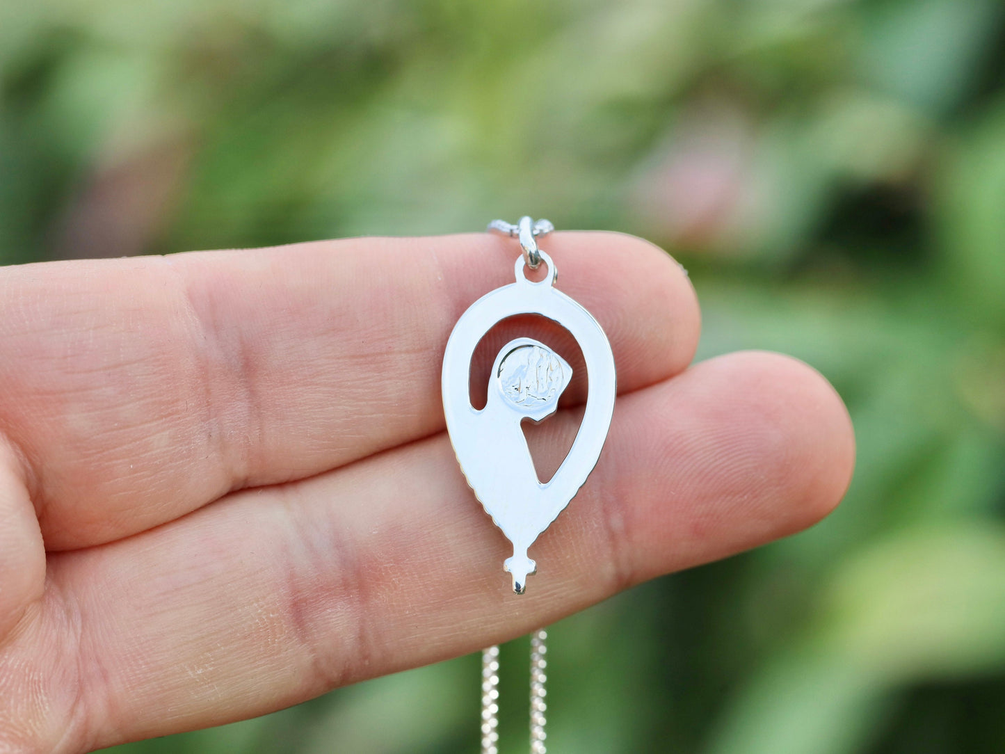 Medalla de la Virgen María de estilo Art Nouveau francés | Acabado satinado chapado en rodio | Colgante o Collar de Plata de Ley 925 | Regalo de mujer católica