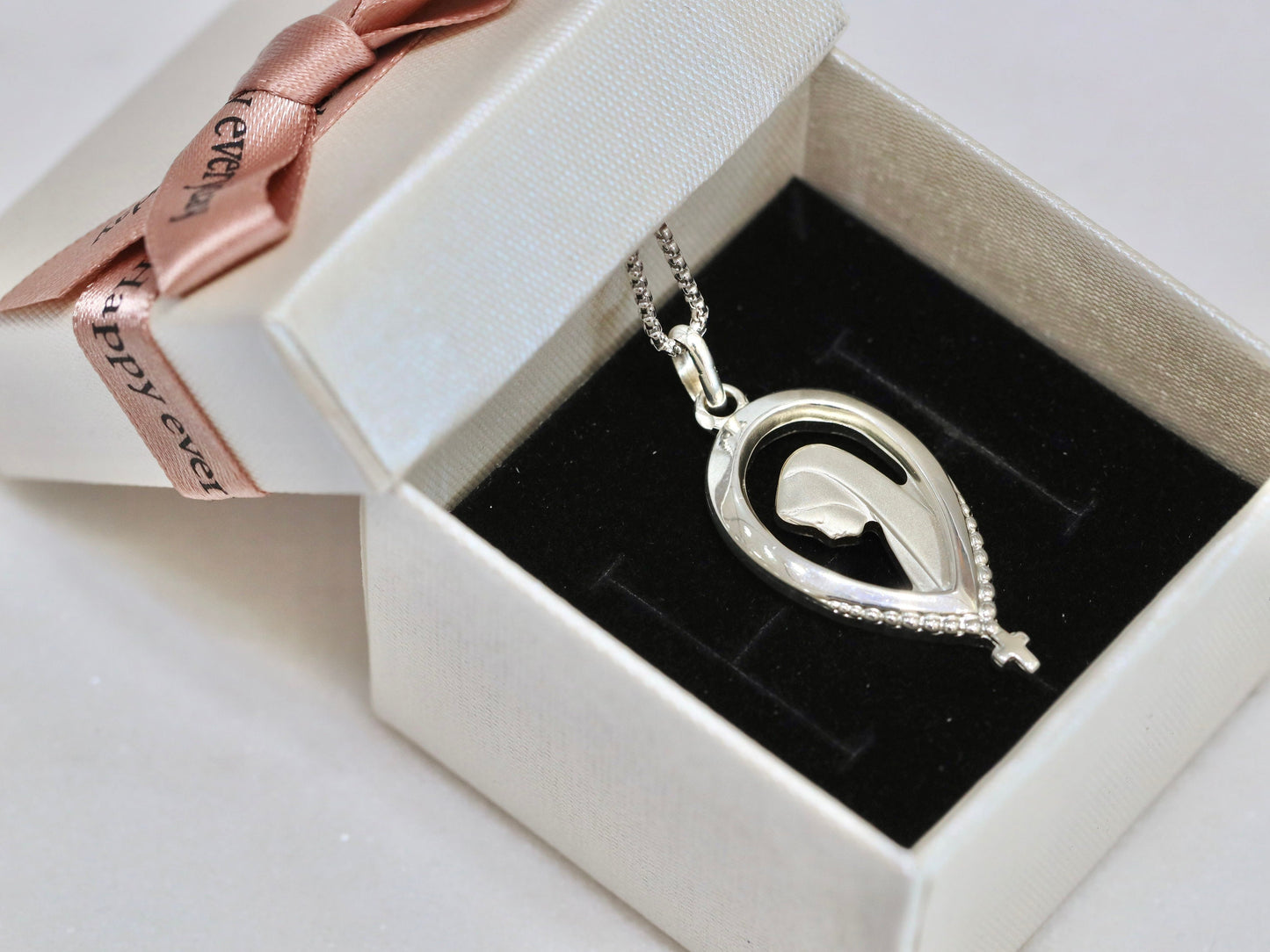 Medalla de la Virgen María de estilo Art Nouveau francés | Acabado satinado chapado en rodio | Colgante o Collar de Plata de Ley 925 | Regalo de mujer católica