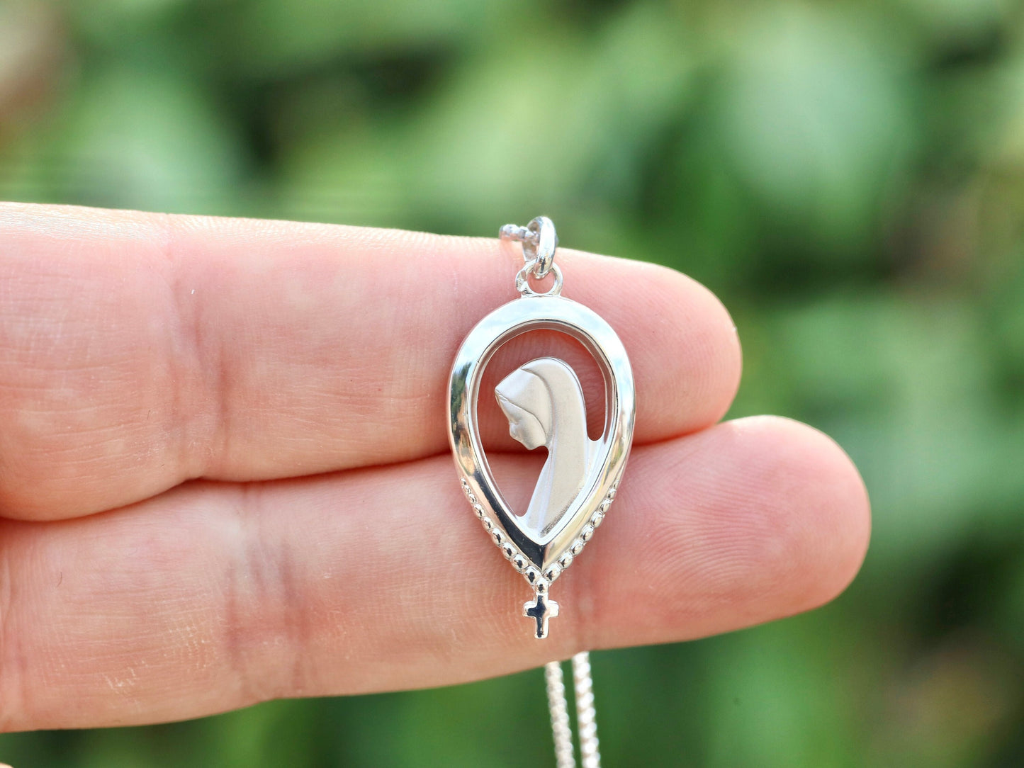 Medalla de la Virgen María de estilo Art Nouveau francés | Acabado satinado chapado en rodio | Colgante o Collar de Plata de Ley 925 | Regalo de mujer católica