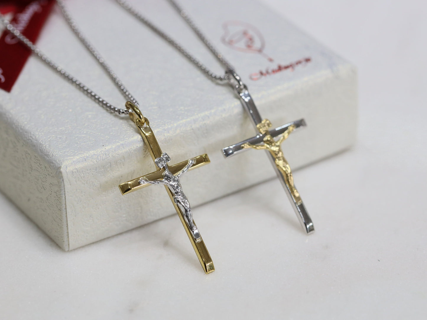 Crucifijo de plata de primera ley para mujer católica, crucifijo elegante y delicado de tamaño mediano, collar de crucifijo católico pulido chapado en oro de 18 kt
