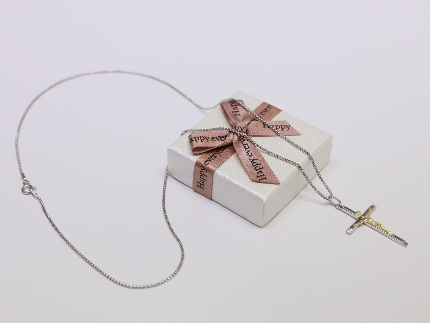 Crucifijo de plata de primera ley para mujer católica, crucifijo elegante y delicado de tamaño mediano, collar de crucifijo católico pulido chapado en oro de 18 kt