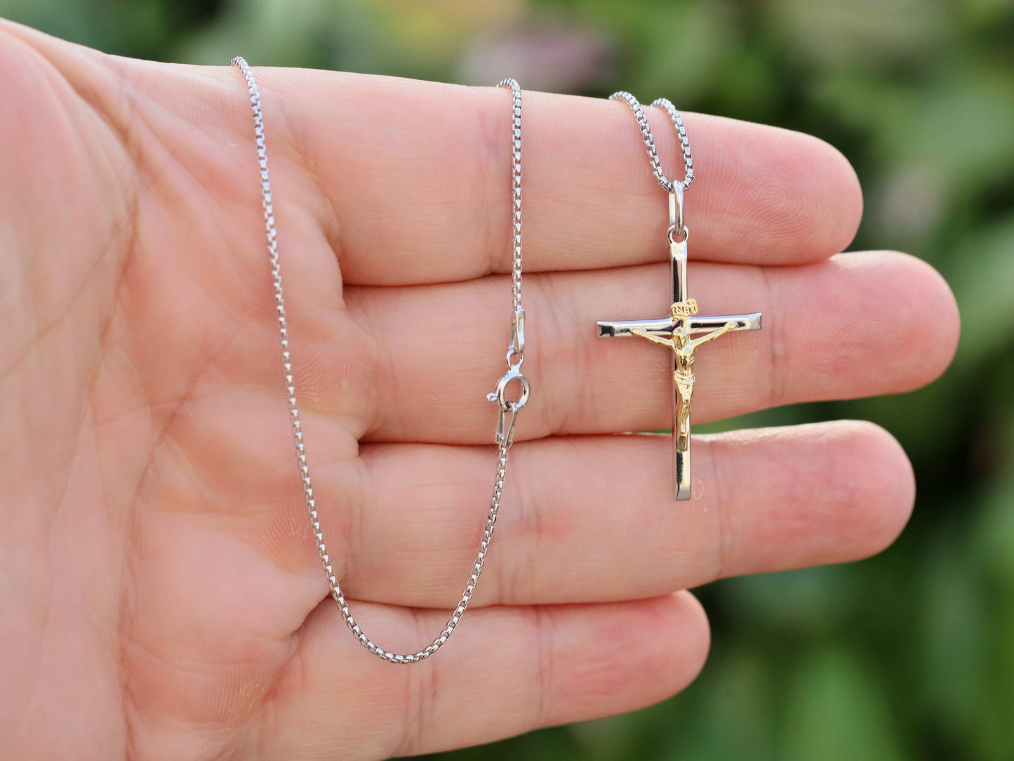 Crucifijo de plata de primera ley para mujer católica, crucifijo elegante y delicado de tamaño mediano, collar de crucifijo católico pulido chapado en oro de 18 kt