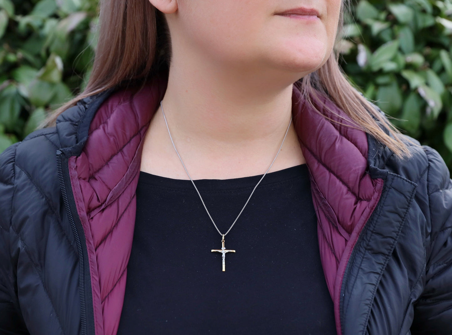 Crucifijo de plata de primera ley para mujer católica, crucifijo elegante y delicado de tamaño mediano, collar de crucifijo católico pulido chapado en oro de 18 kt