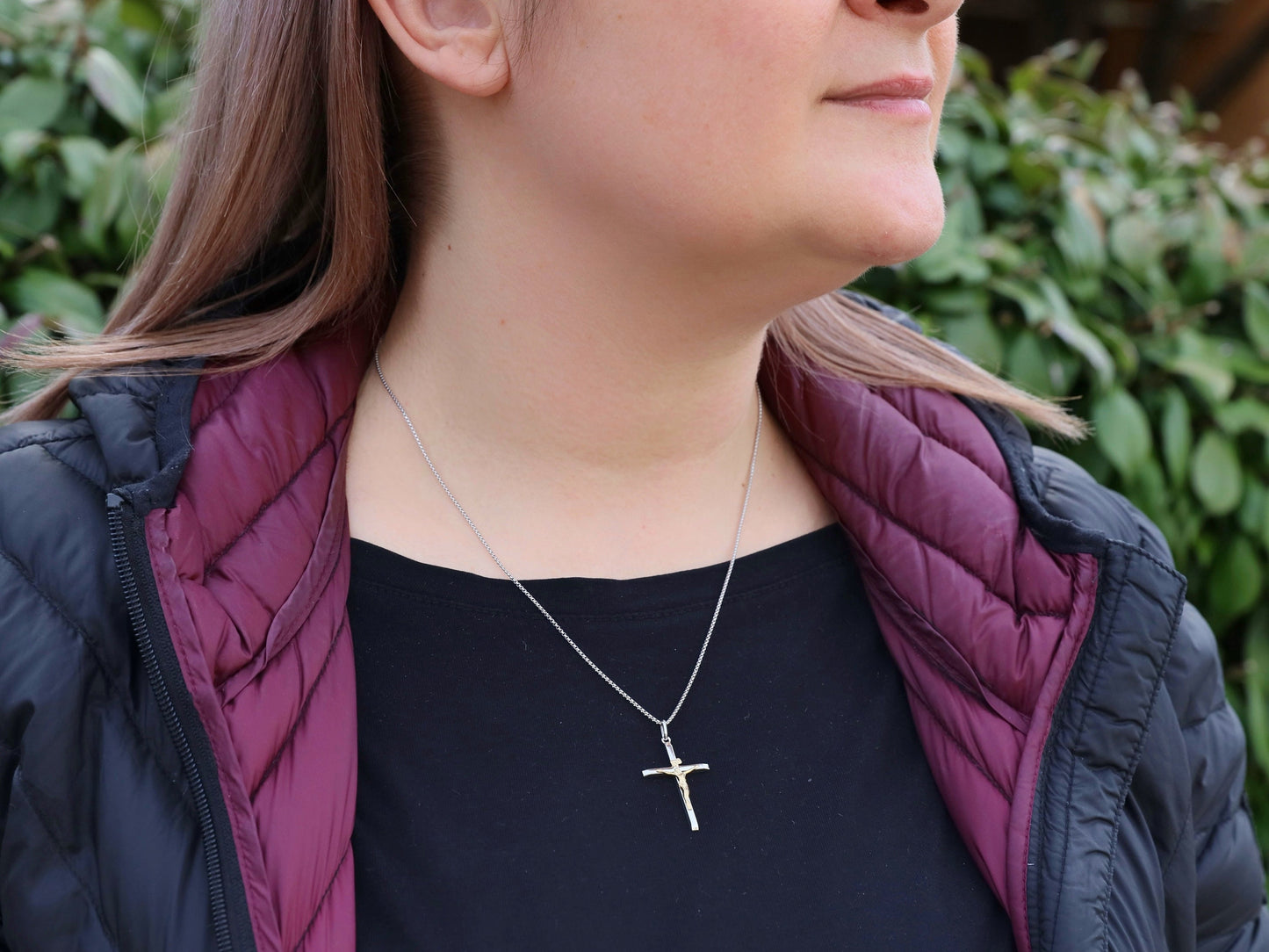 Crucifijo de plata de primera ley para mujer católica, crucifijo elegante y delicado de tamaño mediano, collar de crucifijo católico pulido chapado en oro de 18 kt