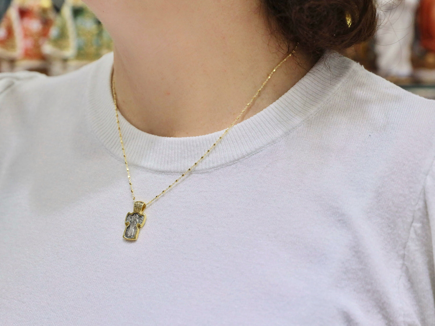 Cruz bizantina de plata de ley con San Miguel y Jesucristo - Borde plateado en dos tonos y oro, delicada cruz icono para mujer