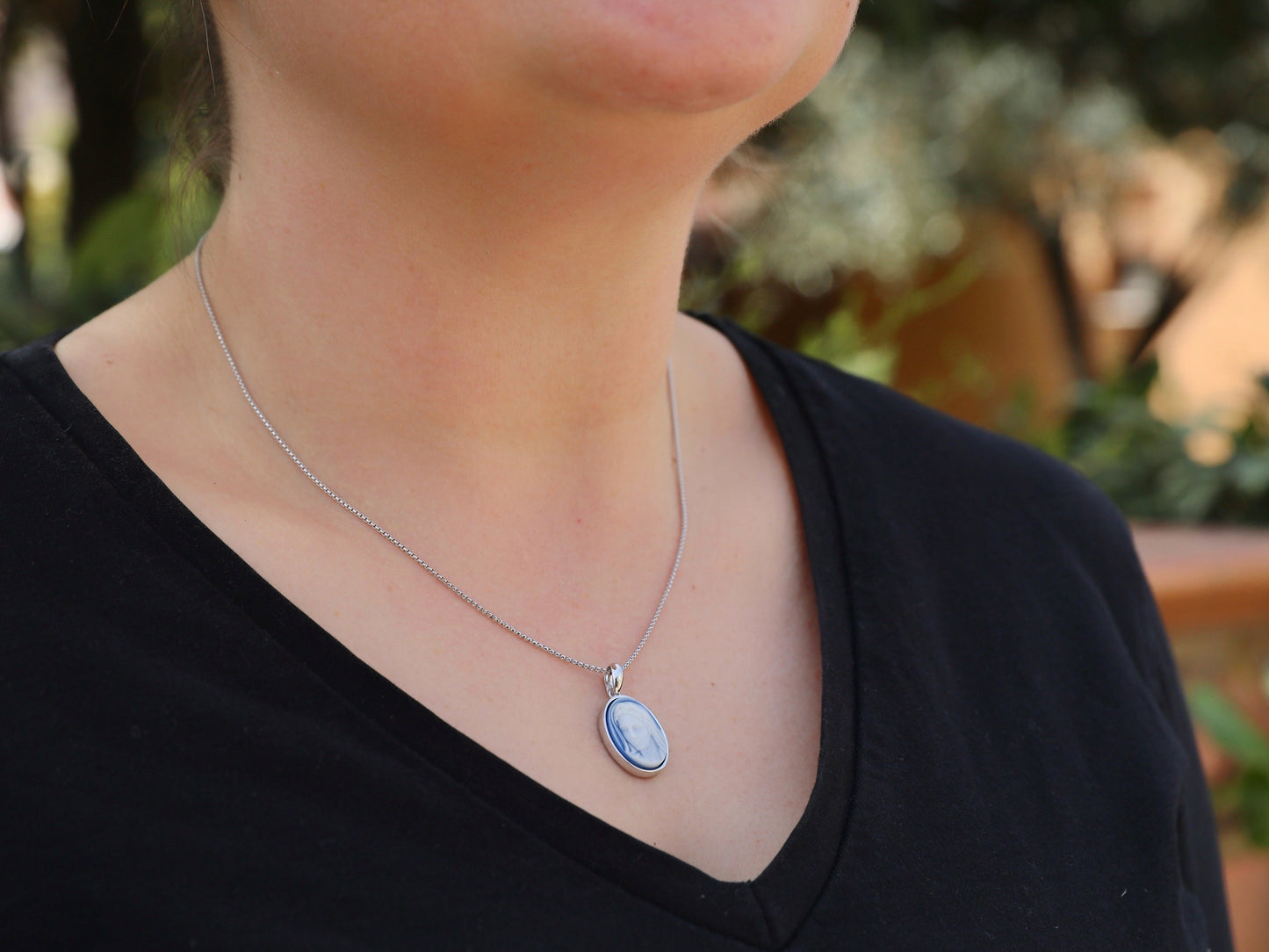 Colgante Virgen María con cameo azul de plata de primera ley, colgante de Nuestra Señora de tamaño mediano de 19 x 15 mm para mujeres católicas, medalla de cameo azul para damas