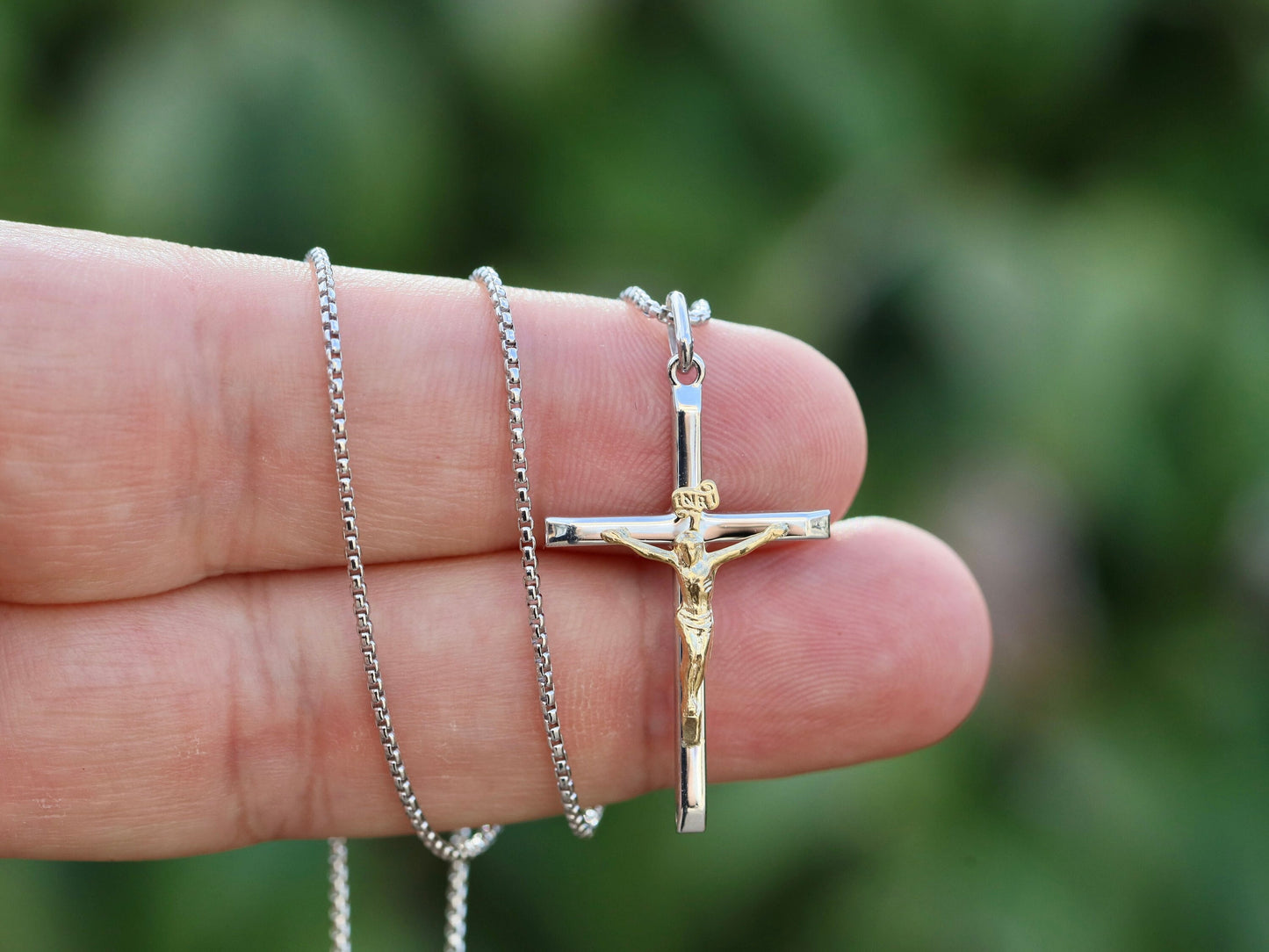 Crucifijo de plata de primera ley para mujer católica, crucifijo elegante y delicado de tamaño mediano, collar de crucifijo católico pulido chapado en oro de 18 kt