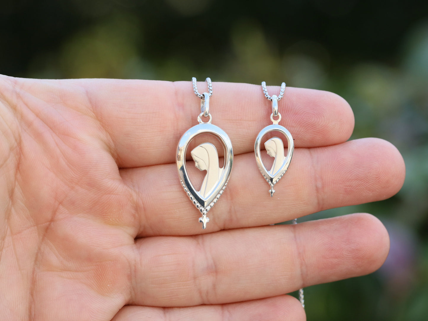 Medalla de la Virgen María de estilo Art Nouveau francés | Acabado satinado chapado en rodio | Colgante o Collar de Plata de Ley 925 | Regalo de mujer católica