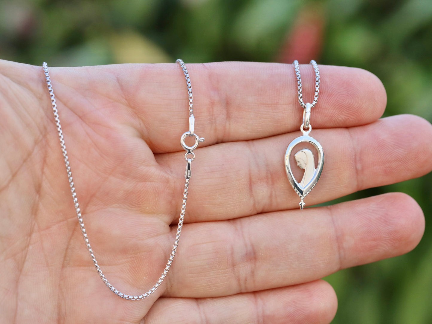 Medalla de la Virgen María de estilo Art Nouveau francés | Acabado satinado chapado en rodio | Colgante o Collar de Plata de Ley 925 | Regalo de mujer católica