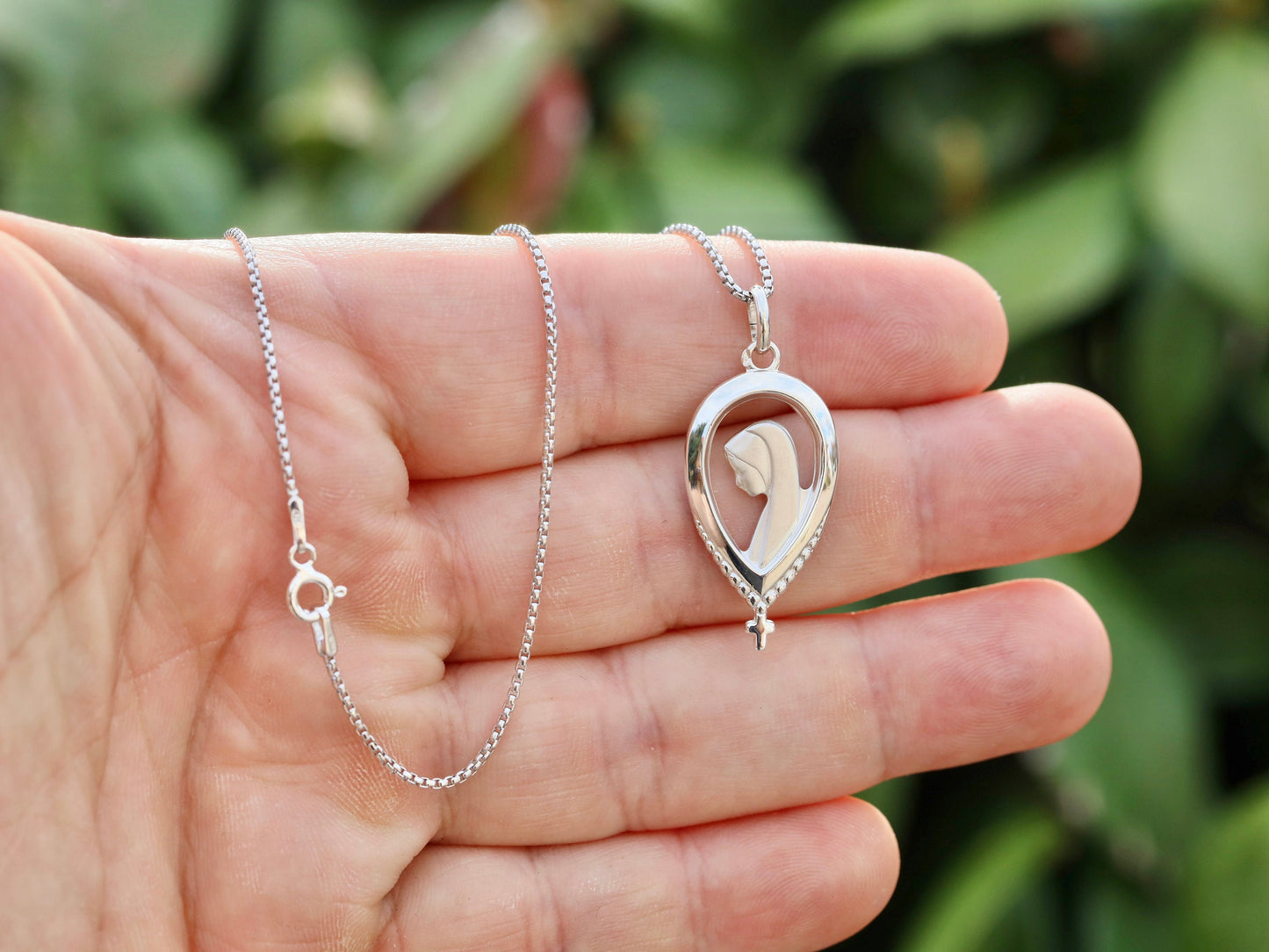 Medalla de la Virgen María de estilo Art Nouveau francés | Acabado satinado chapado en rodio | Colgante o Collar de Plata de Ley 925 | Regalo de mujer católica