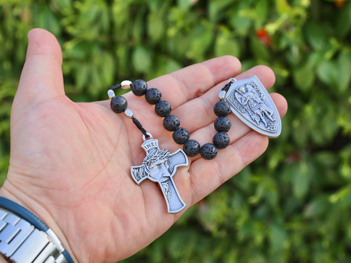 Rosario Católico de Bolsillo de Piedra de Lava con Medalla de San Miguel y Jesús - Cuentas de 10 mm
