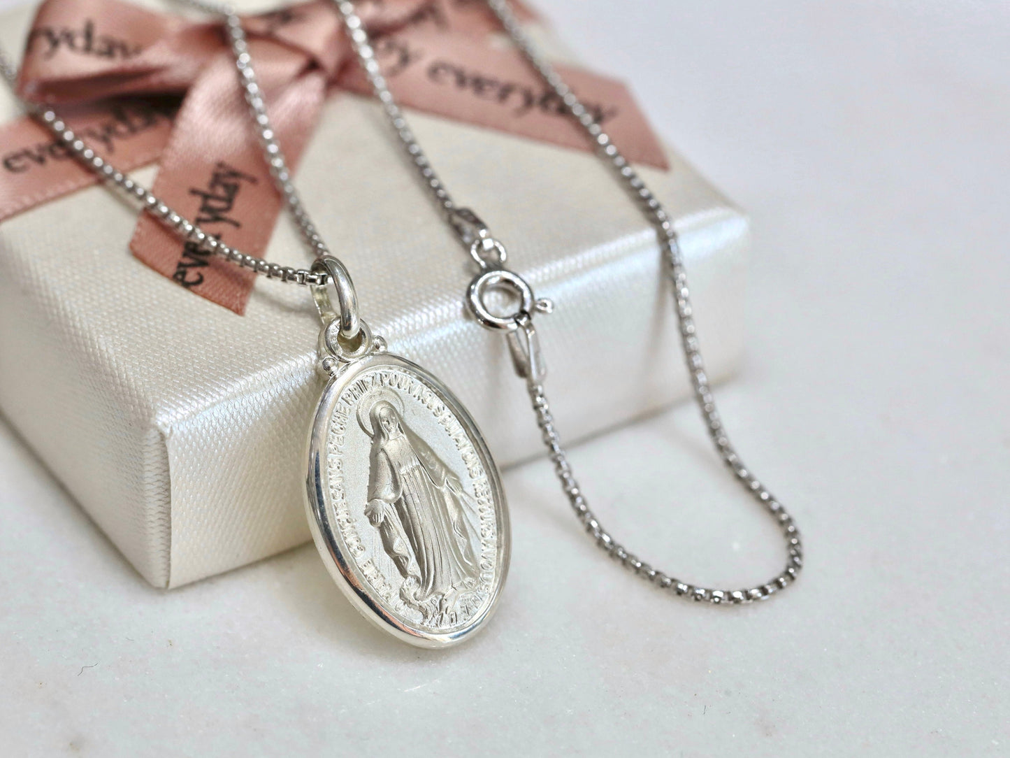 Medalla Milagrosa de plata de ley auténtica | 19x15mm | Textura satinada | Colgante católico | Medalla Católica Canonizada | medalla de tamaño mediano