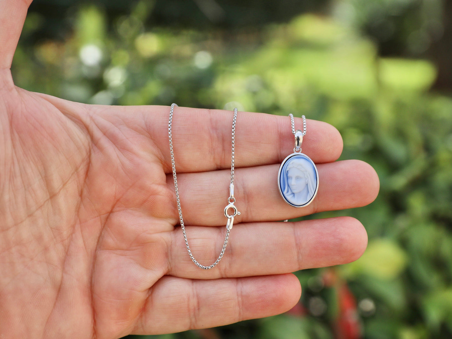 Colgante Virgen María con cameo azul de plata de primera ley, colgante de Nuestra Señora de tamaño mediano de 19 x 15 mm para mujeres católicas, medalla de cameo azul para damas