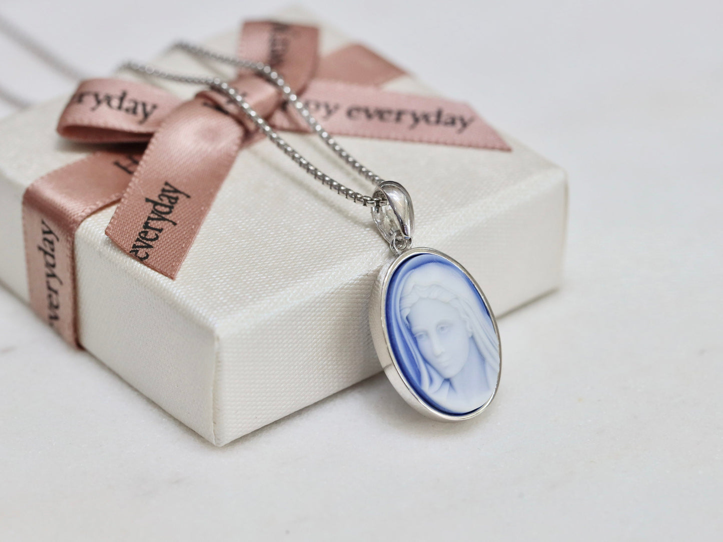 Colgante Virgen María con cameo azul de plata de primera ley, colgante de Nuestra Señora de tamaño mediano de 19 x 15 mm para mujeres católicas, medalla de cameo azul para damas