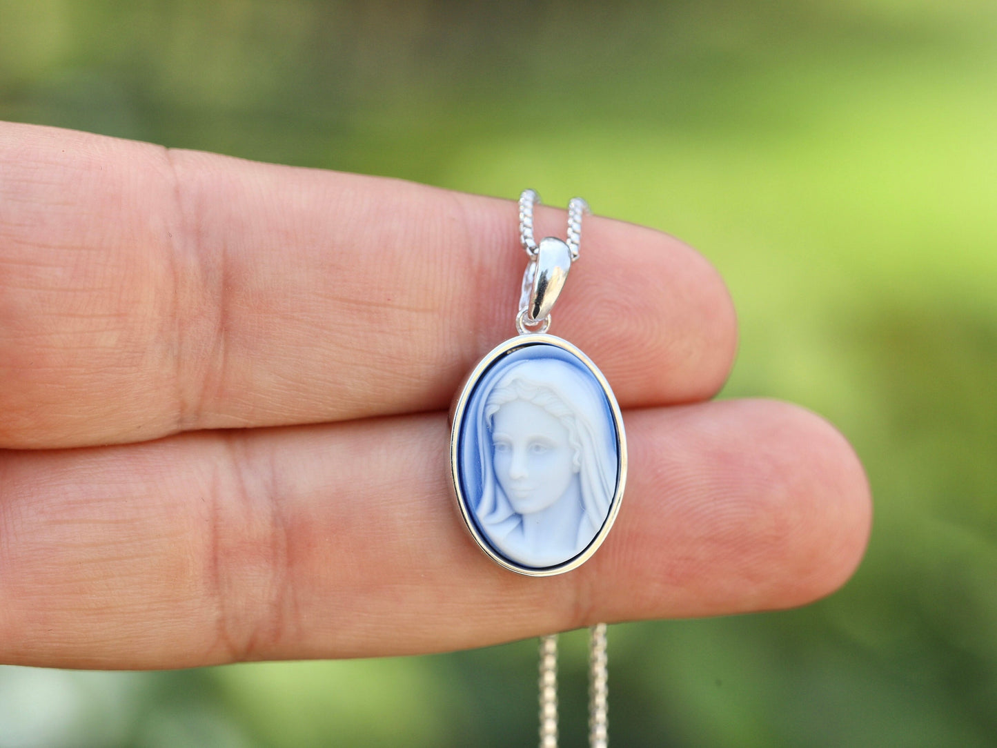 Colgante Virgen María con cameo azul de plata de primera ley, colgante de Nuestra Señora de tamaño mediano de 19 x 15 mm para mujeres católicas, medalla de cameo azul para damas