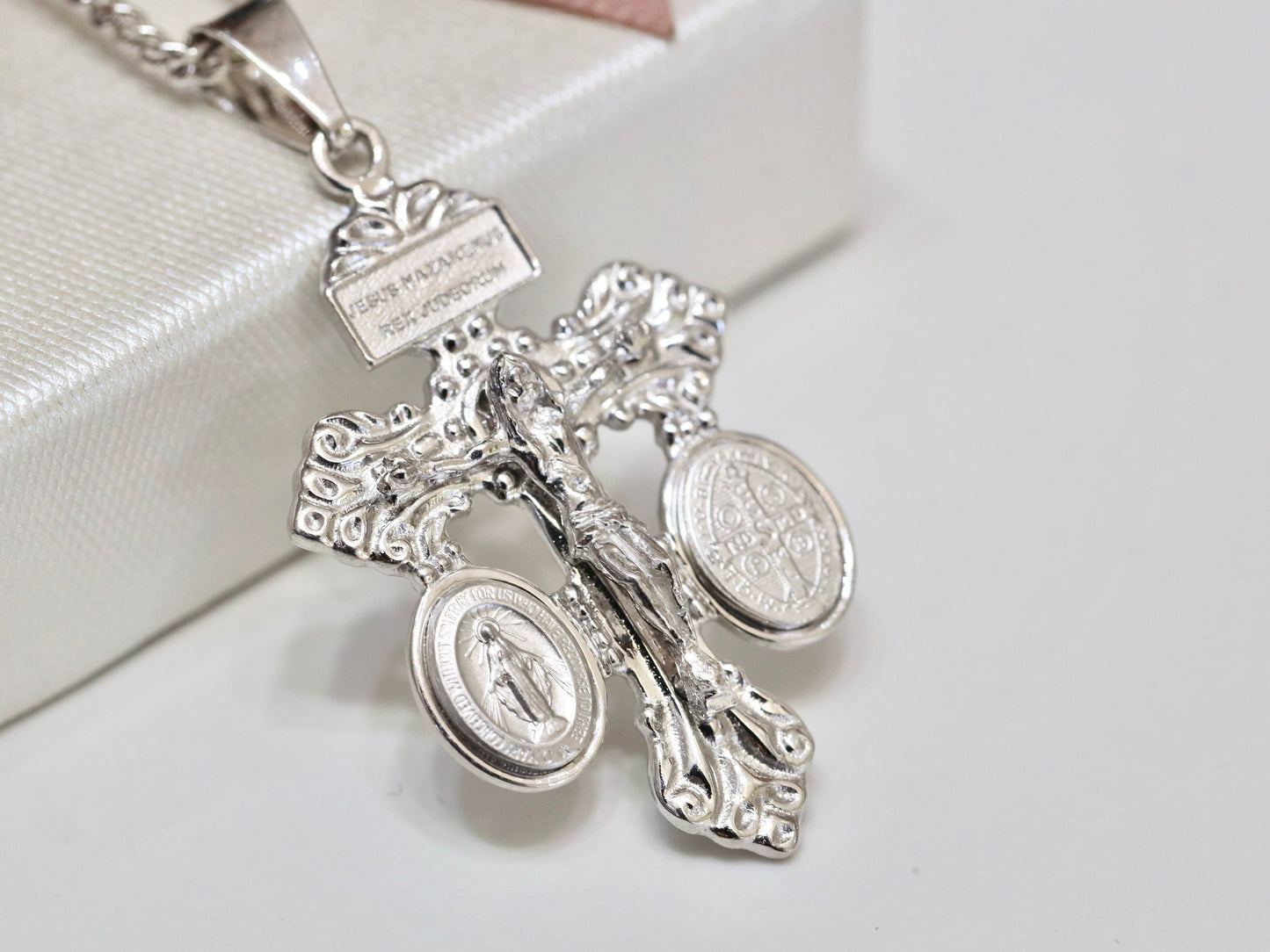 Crucifijo del Perdón de Plata de Ley 925 con Medalla Milagrosa y San Benito - Crucifijo del Perdón pequeño y delicado para mujer católica 34 x 21 mm