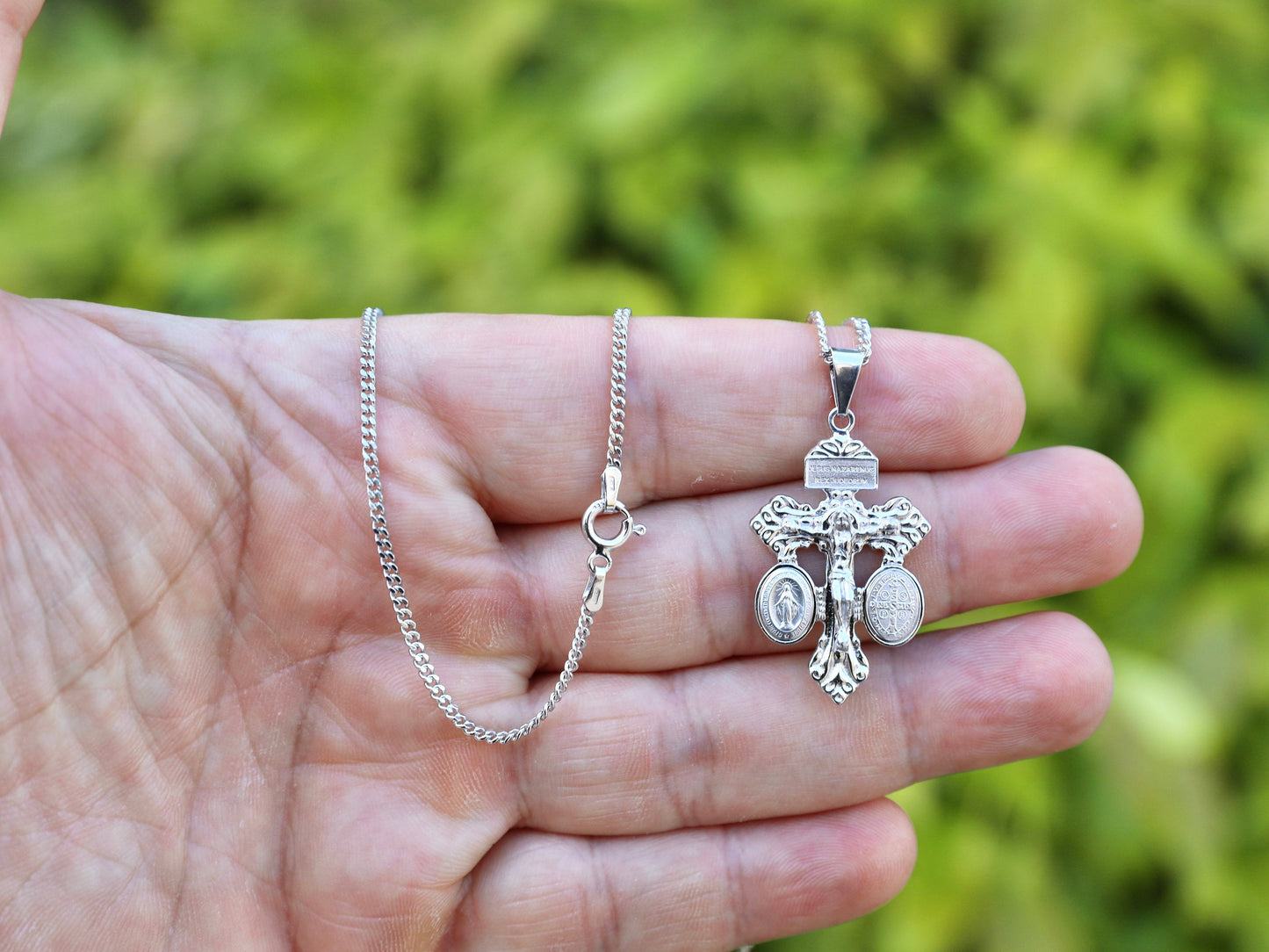 Crucifijo del Perdón de Plata de Ley 925 con Medalla Milagrosa y San Benito - Crucifijo del Perdón pequeño y delicado para mujer católica 34 x 21 mm