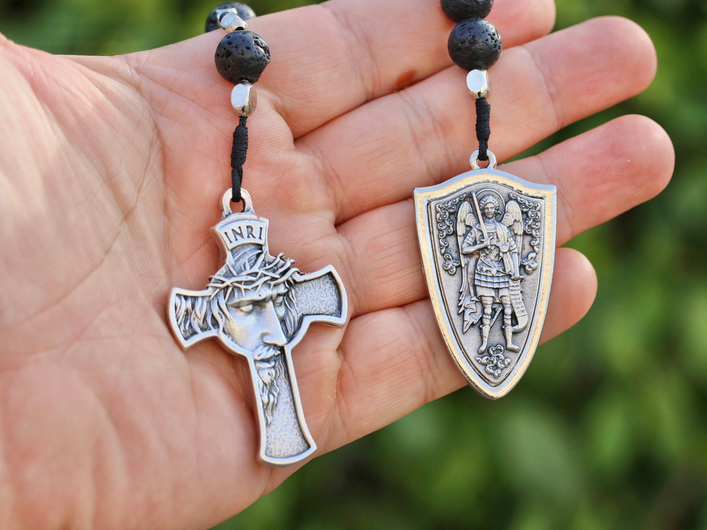 Rosario Católico de Bolsillo de Piedra de Lava con Medalla de San Miguel y Jesús - Cuentas de 10 mm