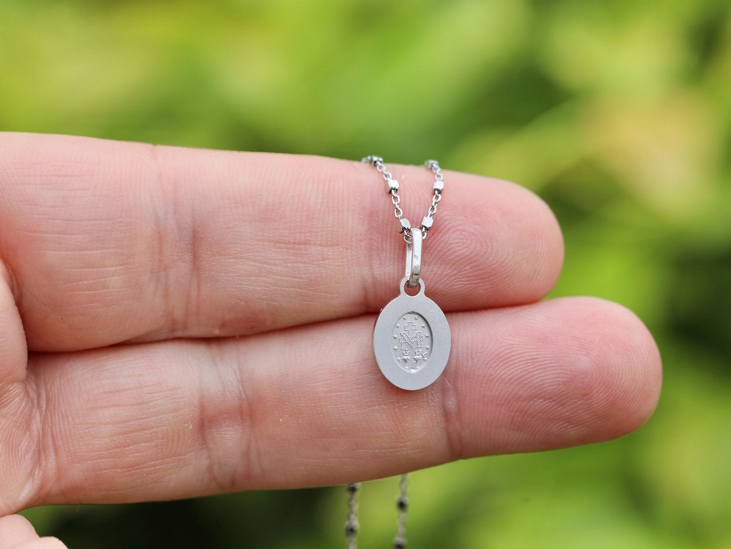 Colgante de Medalla Milagrosa Diminuta - Plata de ley chapada en rodio (Delicada y Minimalista), Medalla Milagrosa de primera calidad de 11 x 9 mm para adolescentes