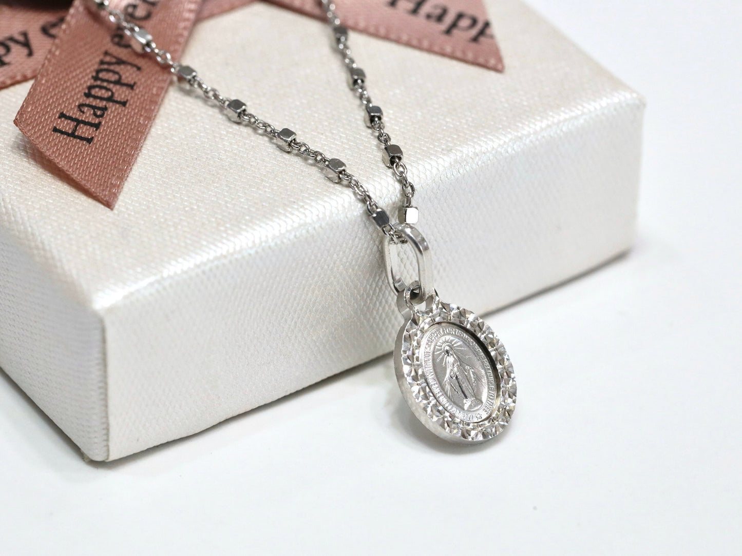 Colgante de Medalla Milagrosa Diminuta - Plata de ley chapada en rodio (Delicada y Minimalista), Medalla Milagrosa de primera calidad de 11 x 9 mm para adolescentes