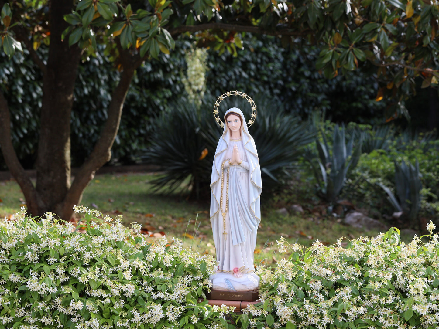 Exquisita estatua de la Virgen María de Lourdes de 80 cm para el altar o jardín del hogar, estatua de la Virgen María moldeada de 31 pulgadas, gran estatua del altar del hogar