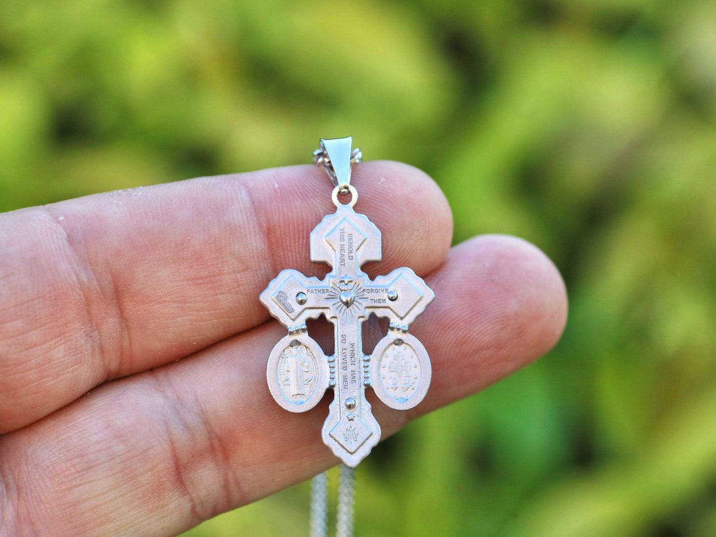 Crucifijo del Perdón de Plata de Ley 925 con Medalla Milagrosa y San Benito - Crucifijo del Perdón pequeño y delicado para mujer católica 34 x 21 mm