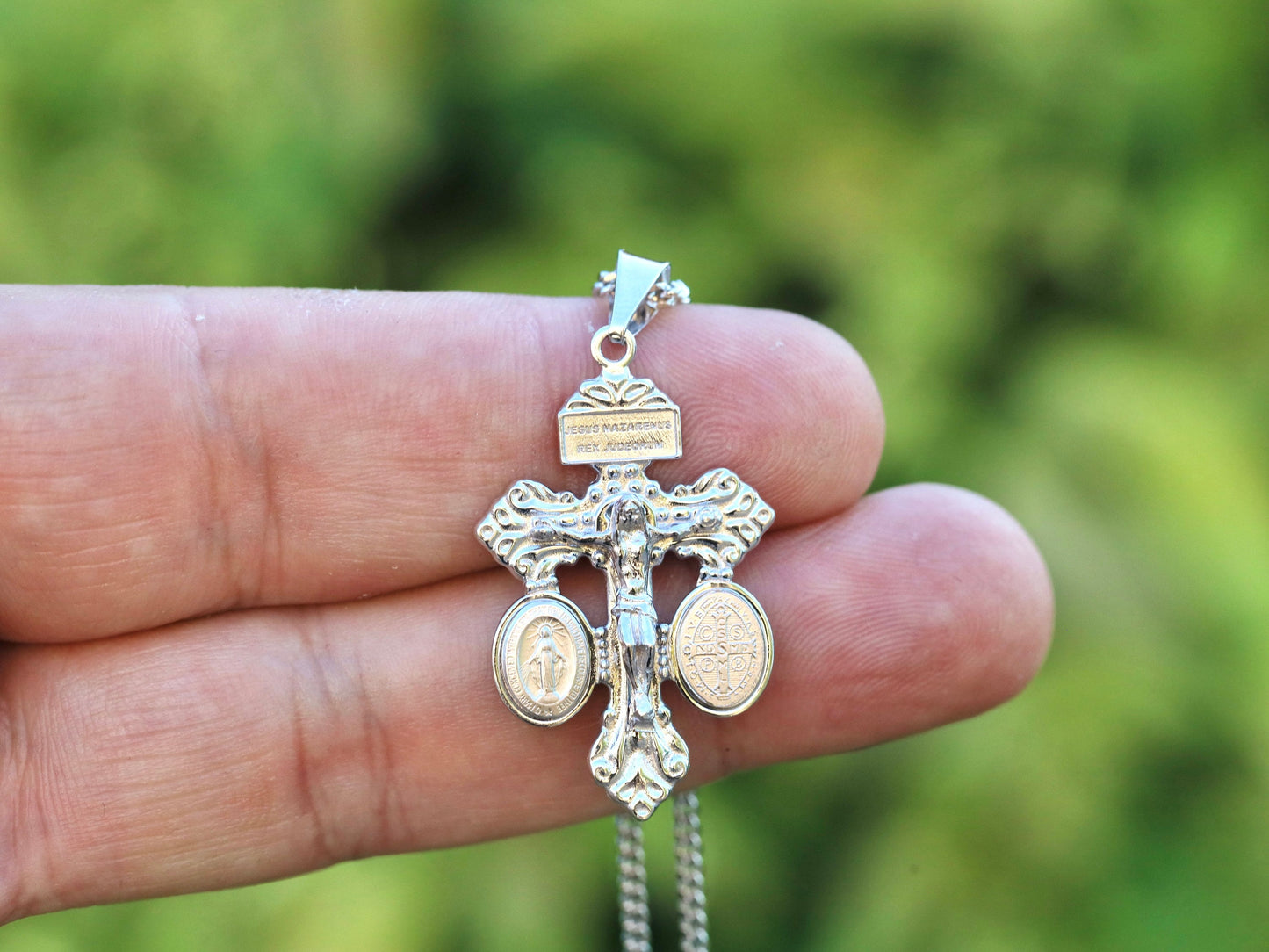 Crucifijo del Perdón de Plata de Ley 925 con Medalla Milagrosa y San Benito - Crucifijo del Perdón pequeño y delicado para mujer católica 34 x 21 mm