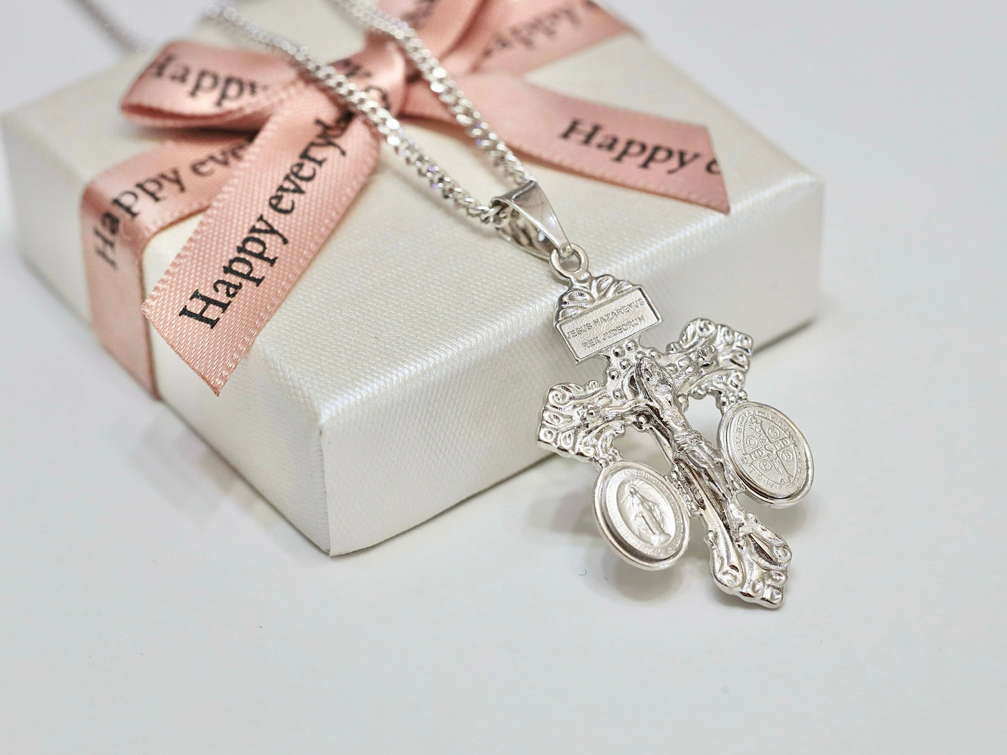 Crucifijo del Perdón de Plata de Ley 925 con Medalla Milagrosa y San Benito - Crucifijo del Perdón pequeño y delicado para mujer católica 34 x 21 mm
