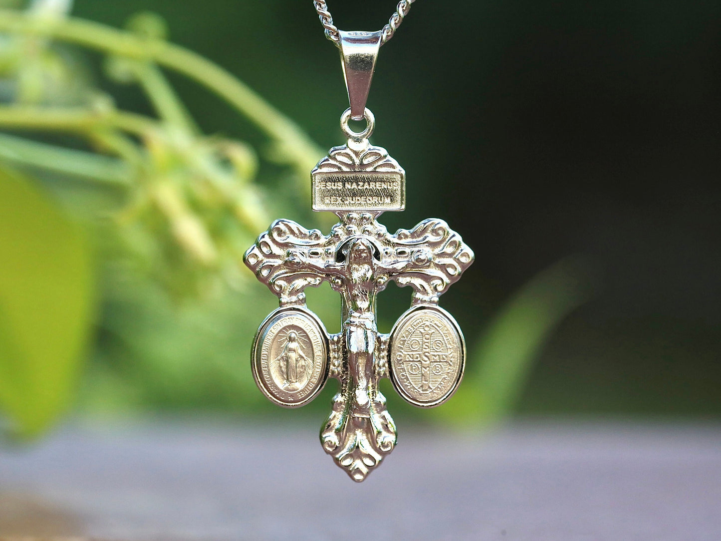 Crucifijo del Perdón de Plata de Ley 925 con Medalla Milagrosa y San Benito - Crucifijo del Perdón pequeño y delicado para mujer católica 34 x 21 mm