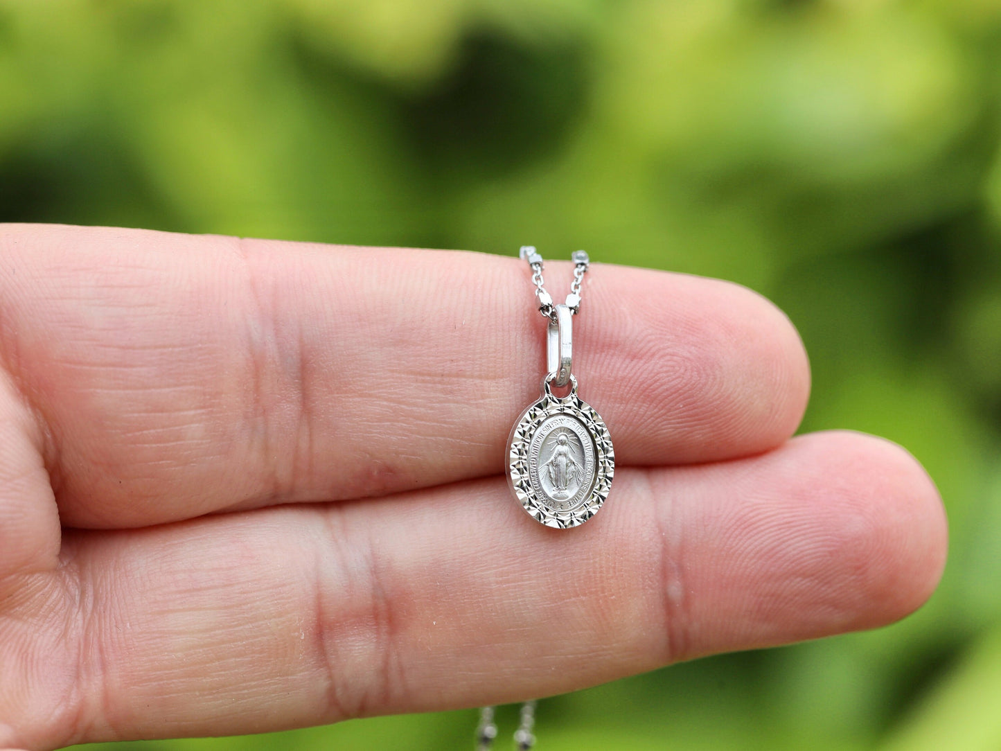 Colgante de Medalla Milagrosa Diminuta - Plata de ley chapada en rodio (Delicada y Minimalista), Medalla Milagrosa de primera calidad de 11 x 9 mm para adolescentes