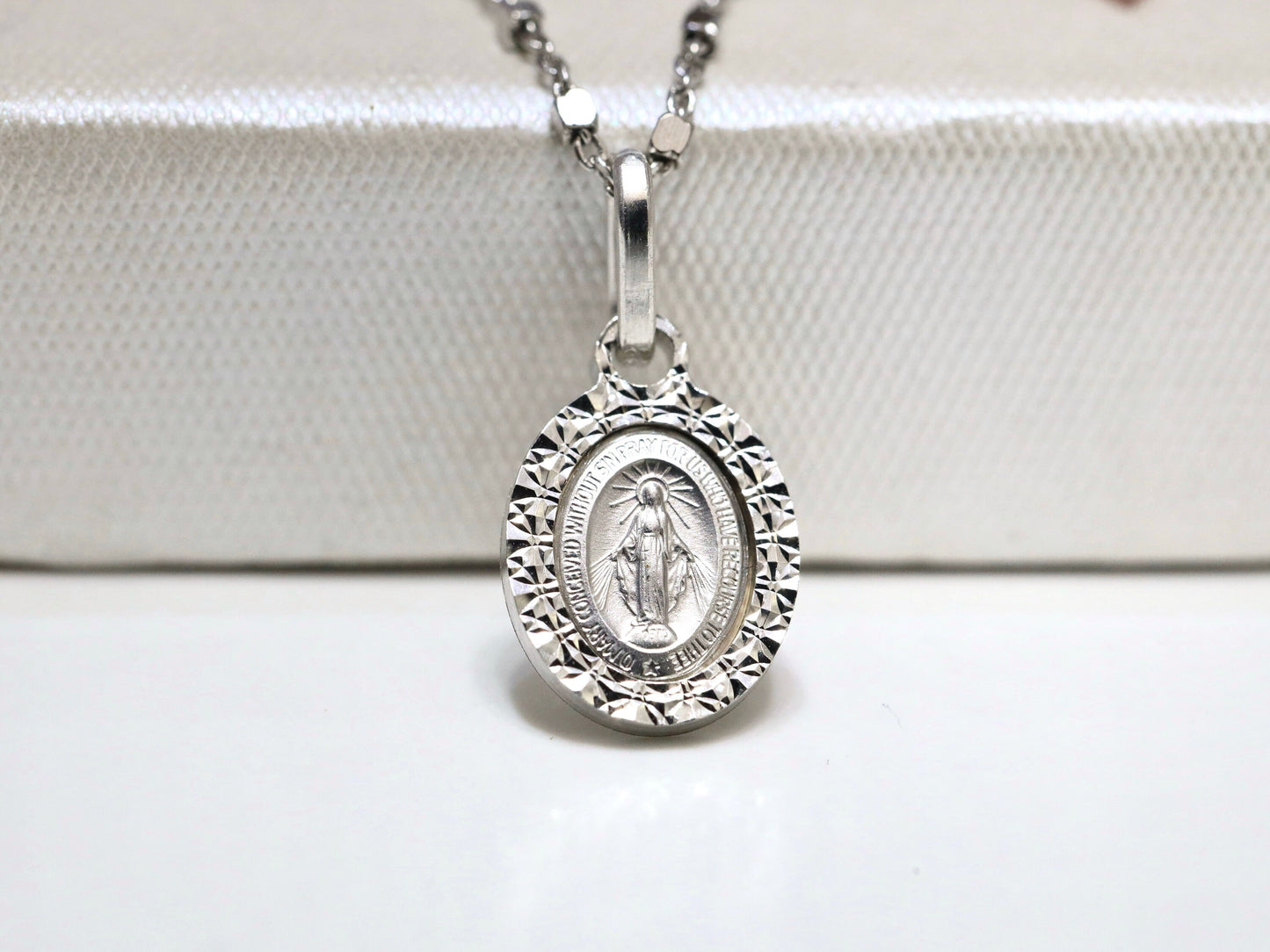 Colgante de Medalla Milagrosa Diminuta - Plata de ley chapada en rodio (Delicada y Minimalista), Medalla Milagrosa de primera calidad de 11 x 9 mm para adolescentes