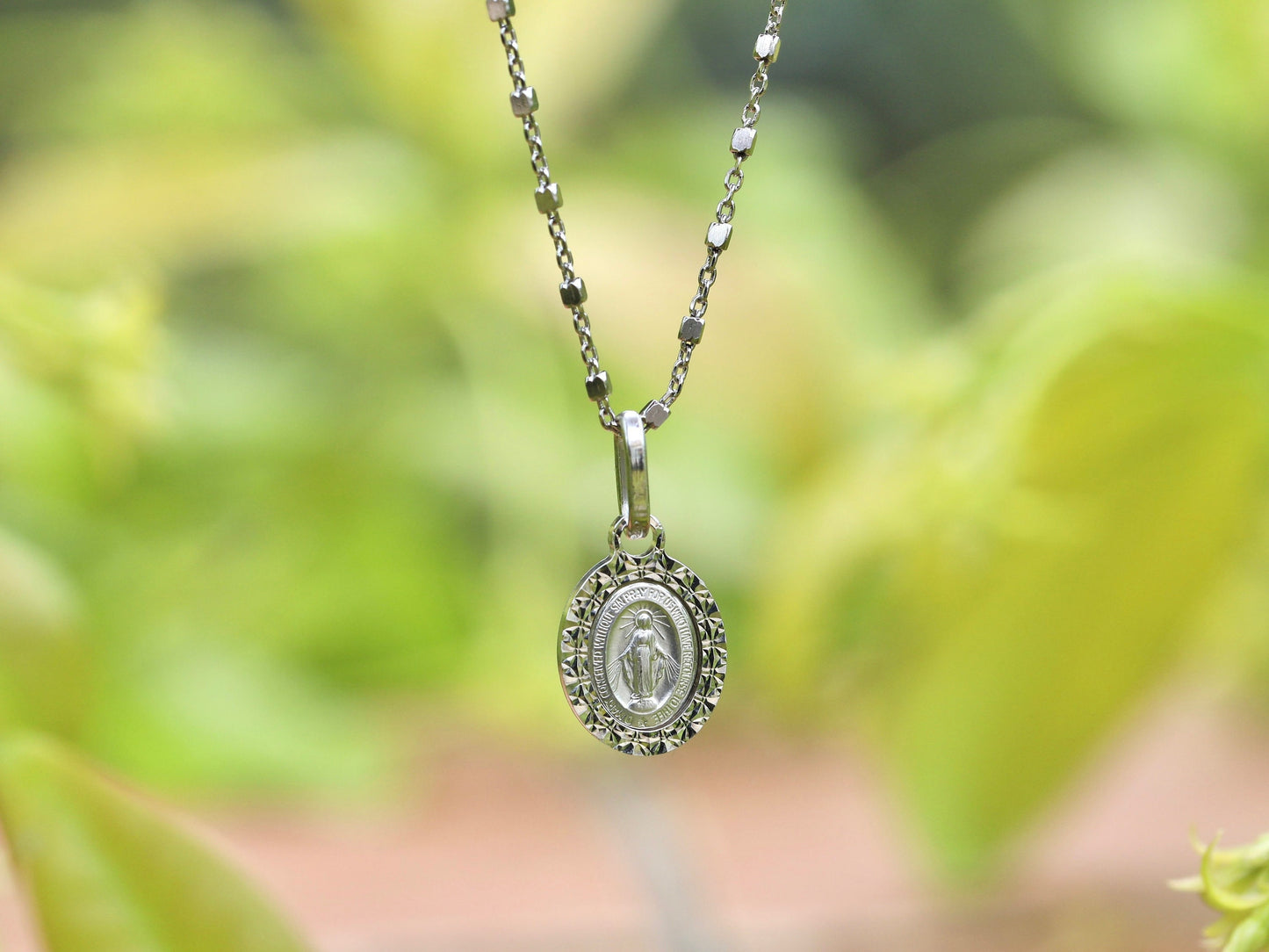 Colgante de Medalla Milagrosa Diminuta - Plata de ley chapada en rodio (Delicada y Minimalista), Medalla Milagrosa de primera calidad de 11 x 9 mm para adolescentes