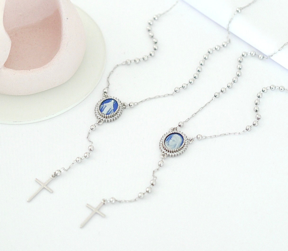 Collar de Nuestra Señora de Gracia, collar de rosario de la Virgen María, rosario de cameo azul de Nuestra Señora, collar de rosario minimalista, collar de rosario católico fino