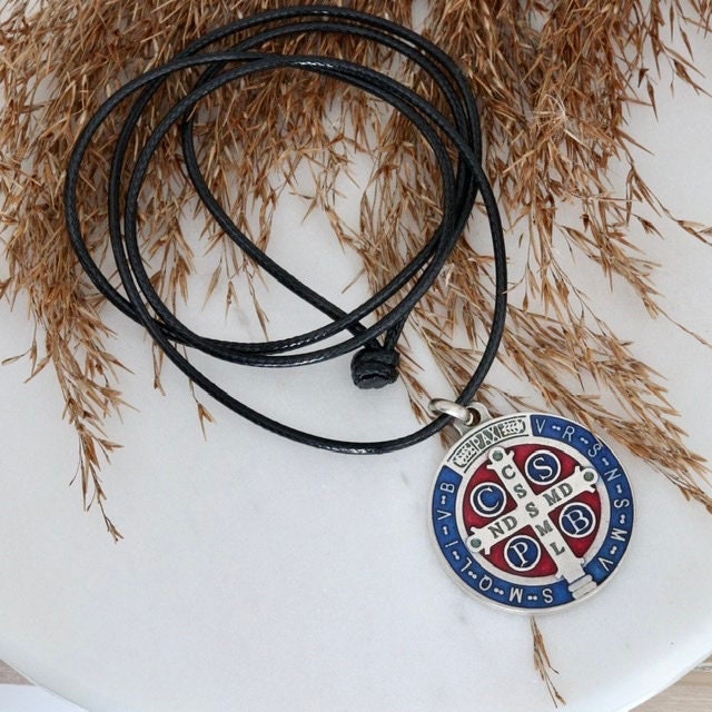 Medalla de cruz de San Benito, collar de plata de San Benito, colgante unisex de San Benito, medalla de San Benito con cordón, medalla de San Benito