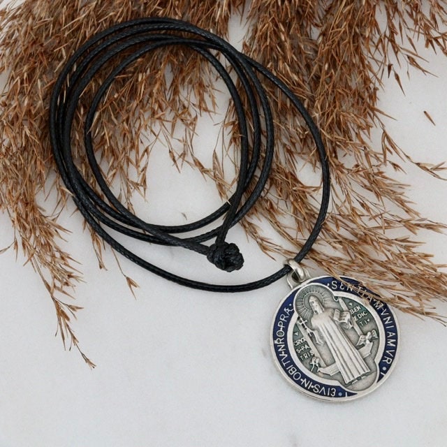 Medalla de cruz de San Benito, collar de plata de San Benito, colgante unisex de San Benito, medalla de San Benito con cordón, medalla de San Benito