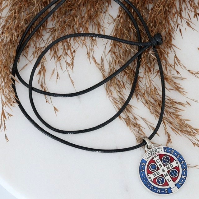 Medalla de cruz de San Benito, collar de plata de San Benito, colgante unisex de San Benito, medalla de San Benito con cordón, medalla de San Benito