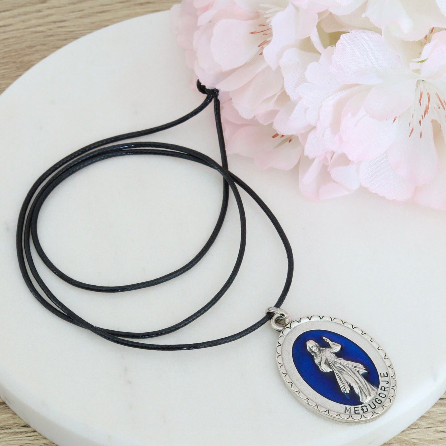 Medalla Medjugorje, medalla Reina de la Paz, collar Virgen María, medalla de la Divina Misericordia, medalla ovalada de Nuestra Señora, collar de esmalte azul, regalo para mujer