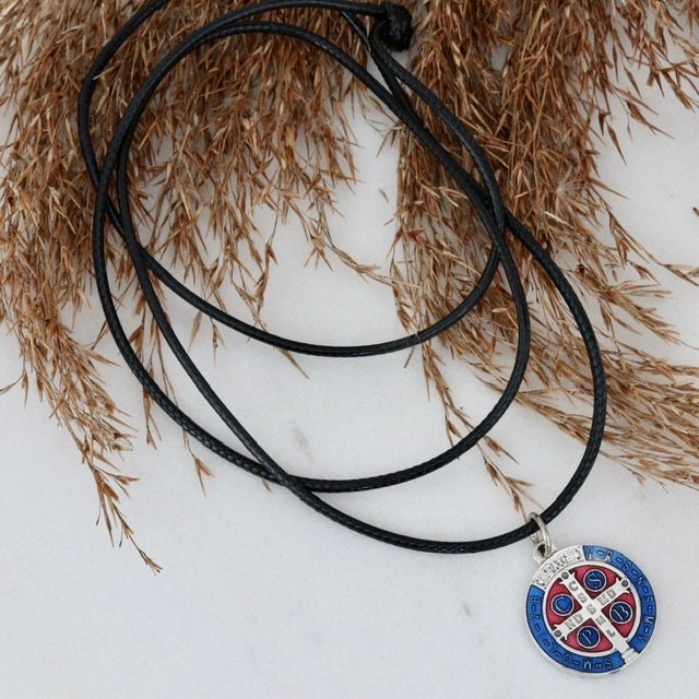 Medalla de cruz de San Benito, collar de plata de San Benito, colgante unisex de San Benito, medalla de San Benito con cordón, medalla de San Benito