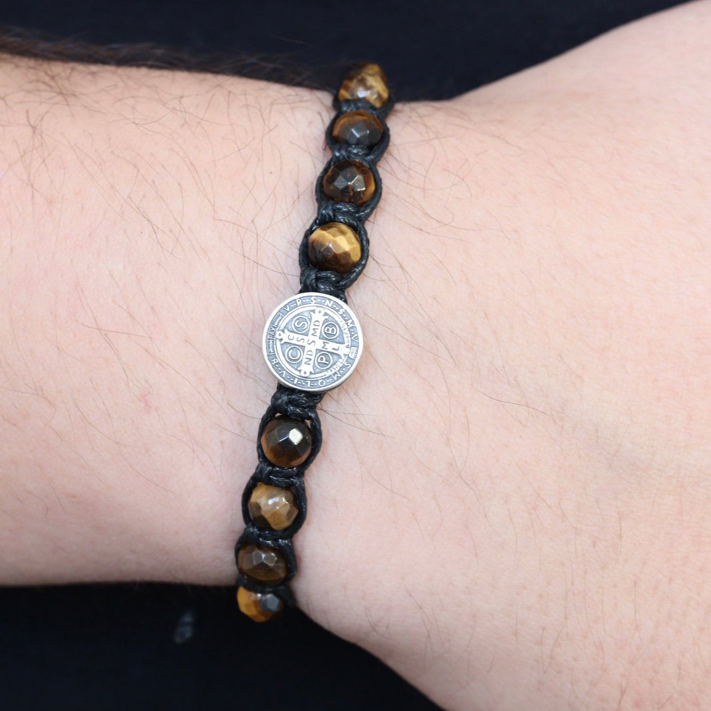 Pulsera San Benito, pulsera rosario, rosario hecho a mano, pulsera para hombre, cuentas de aye tigre, plata de ley 925, pulsera macramé tejida