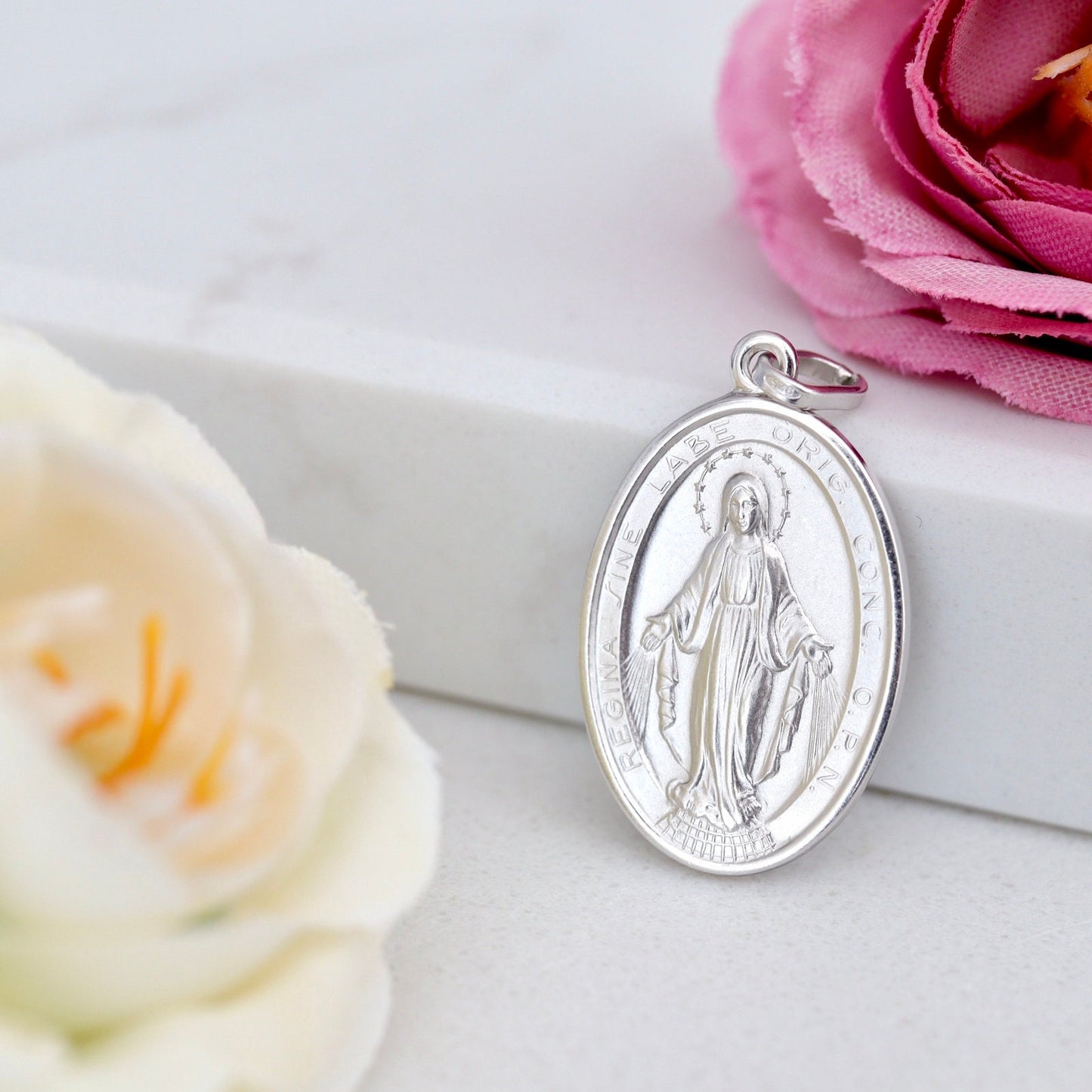 Encanto del collar de la Medalla Milagrosa de plata de ley, collar de la Medalla Milagrosa unisex de alta calidad, colgante de encanto de Nuestra Señora de Gracia presentado en oro