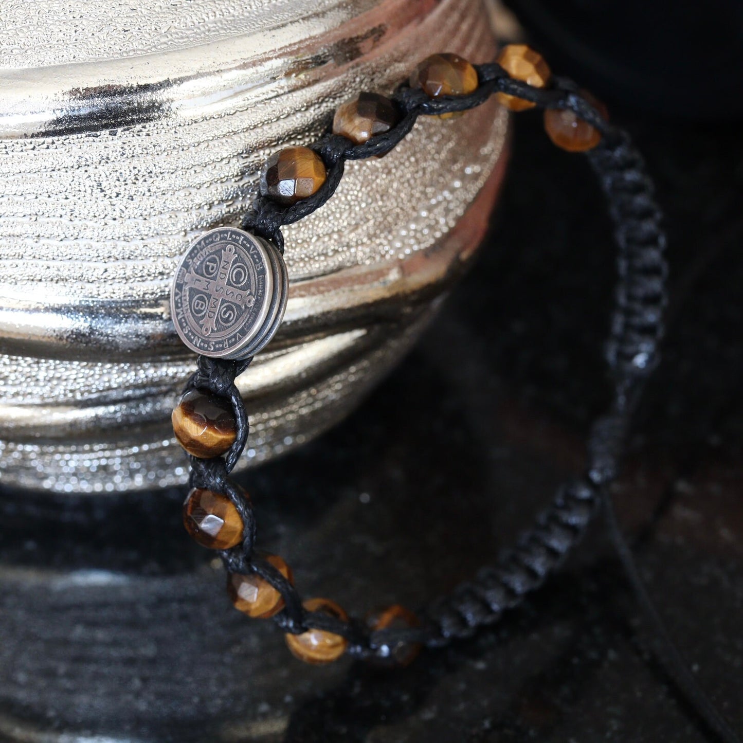 Pulsera San Benito, pulsera rosario, rosario hecho a mano, pulsera para hombre, cuentas de aye tigre, plata de ley 925, pulsera macramé tejida