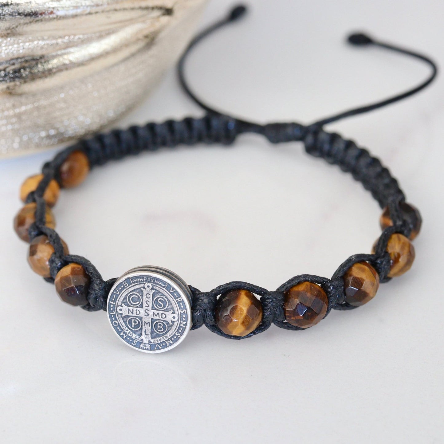 Pulsera San Benito, pulsera rosario, rosario hecho a mano, pulsera para hombre, cuentas de aye tigre, plata de ley 925, pulsera macramé tejida