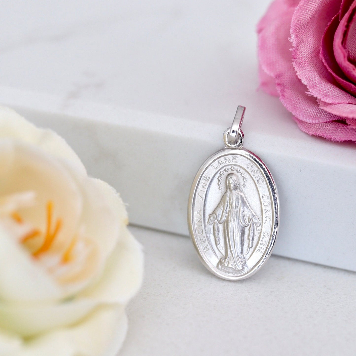 Encanto del collar de la Medalla Milagrosa de plata de ley, collar de la Medalla Milagrosa unisex de alta calidad, colgante de encanto de Nuestra Señora de Gracia presentado en oro