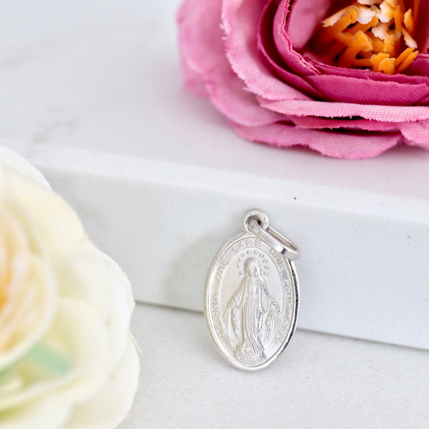 Encanto del collar de la Medalla Milagrosa de plata de ley, collar de la Medalla Milagrosa unisex de alta calidad, colgante de encanto de Nuestra Señora de Gracia presentado en oro
